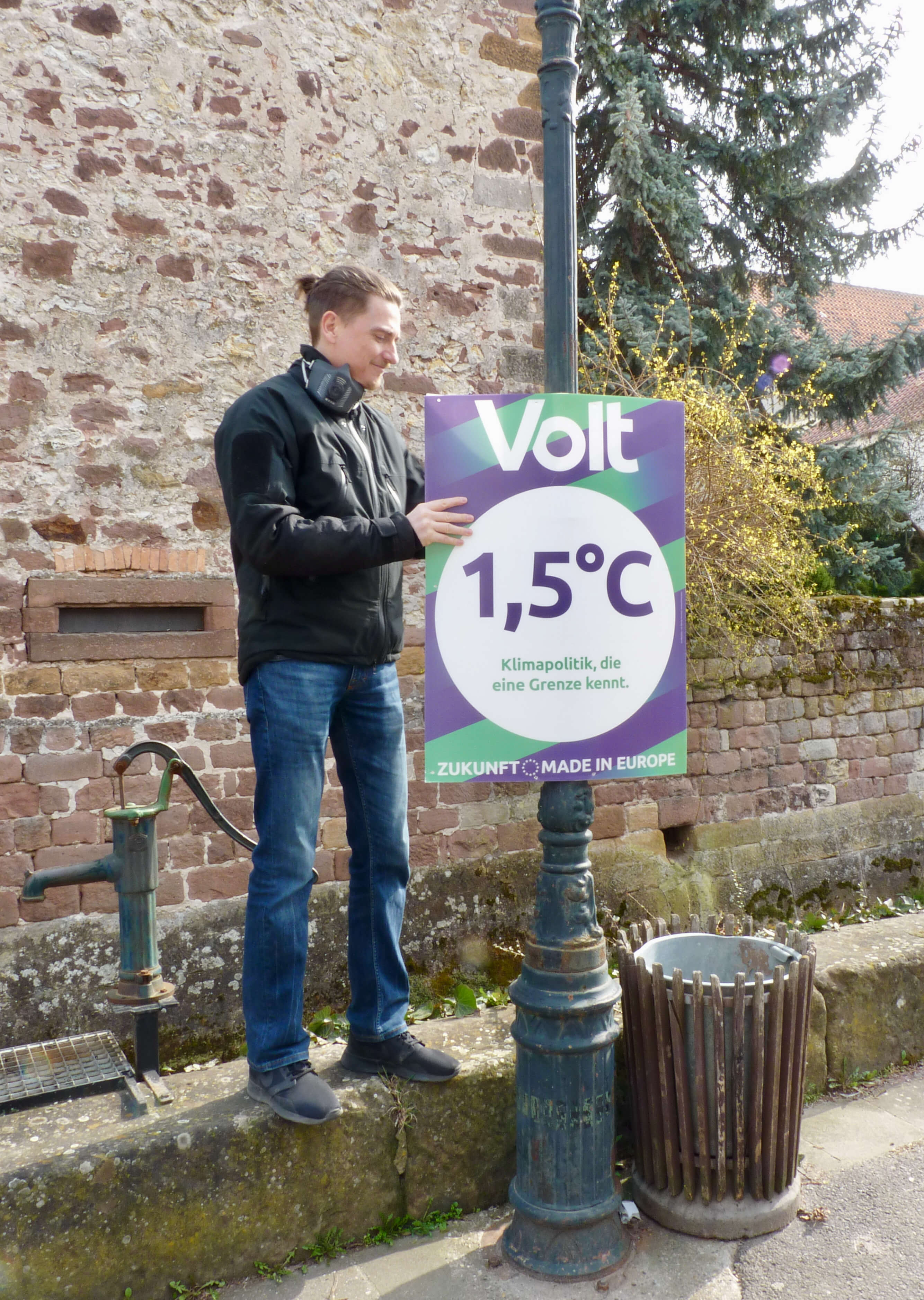 Sebastian Sklubal beim Aufhängen eines Wahlplakats